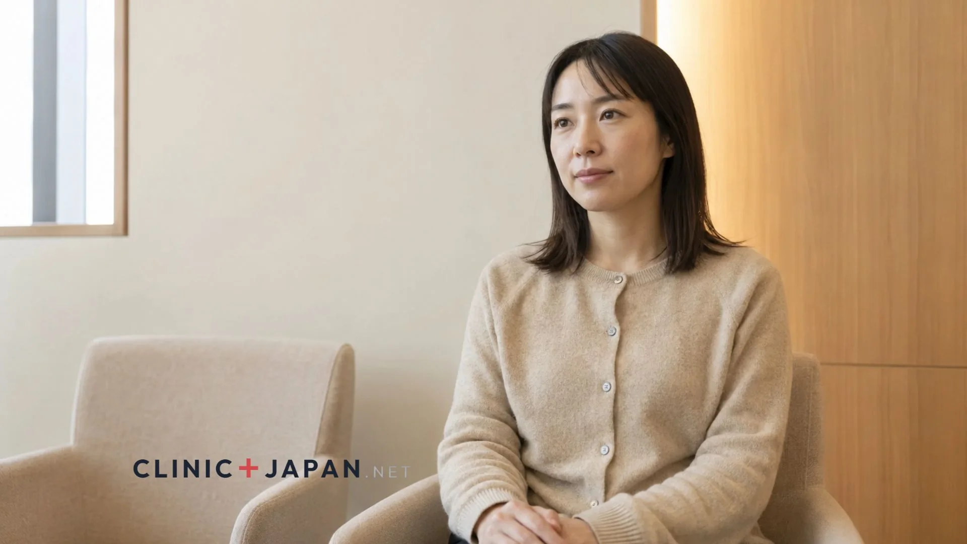 カウンセリングを待つ落ち着いた表情の女性 — 切開法手術前の準備